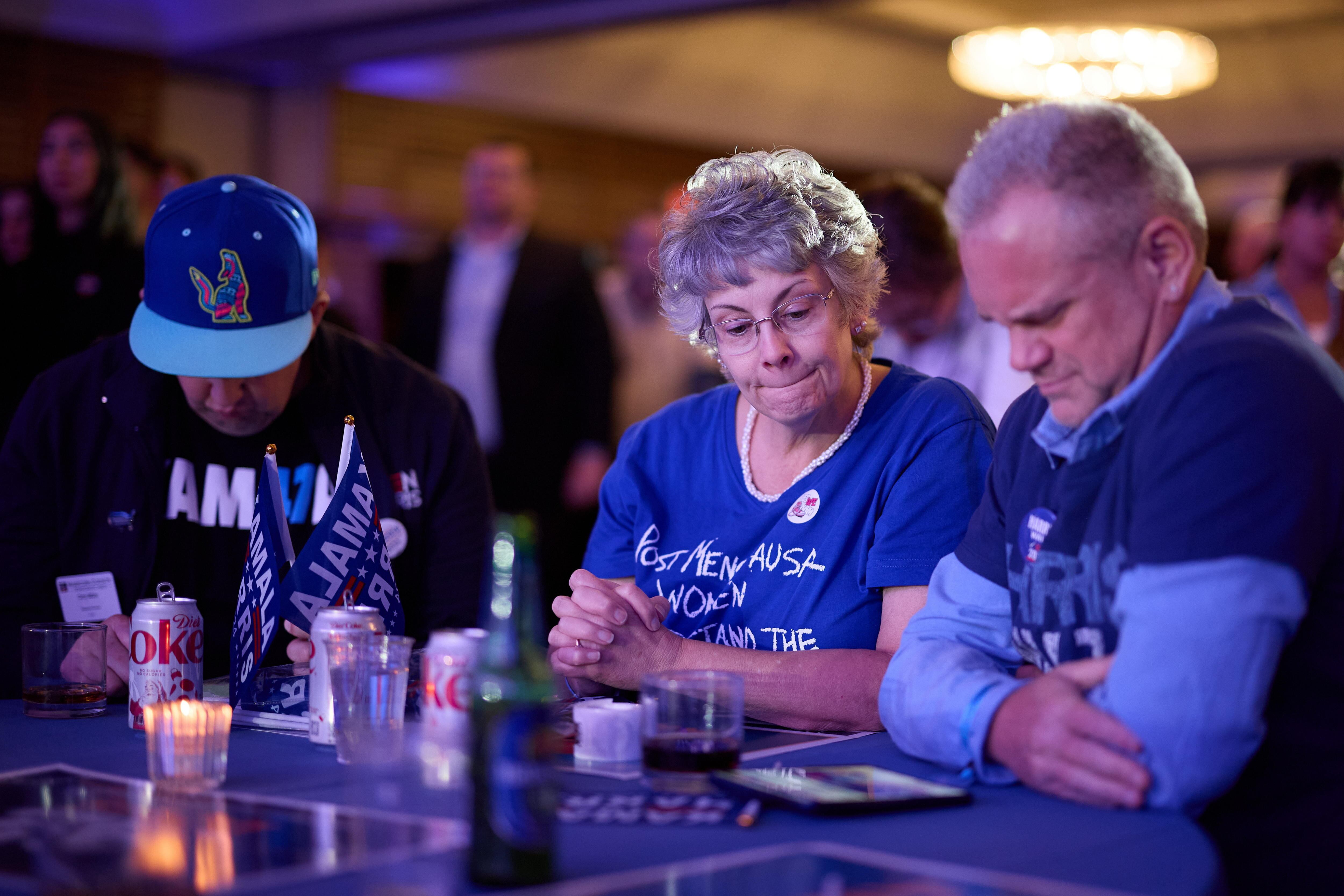 Phoenix (United States), 06/11/2024.- People watch election results come in on their phone at the 2024 Arizona Democratic Party Election Night Watch Party. EFE/EPA/ALLISON DINNER