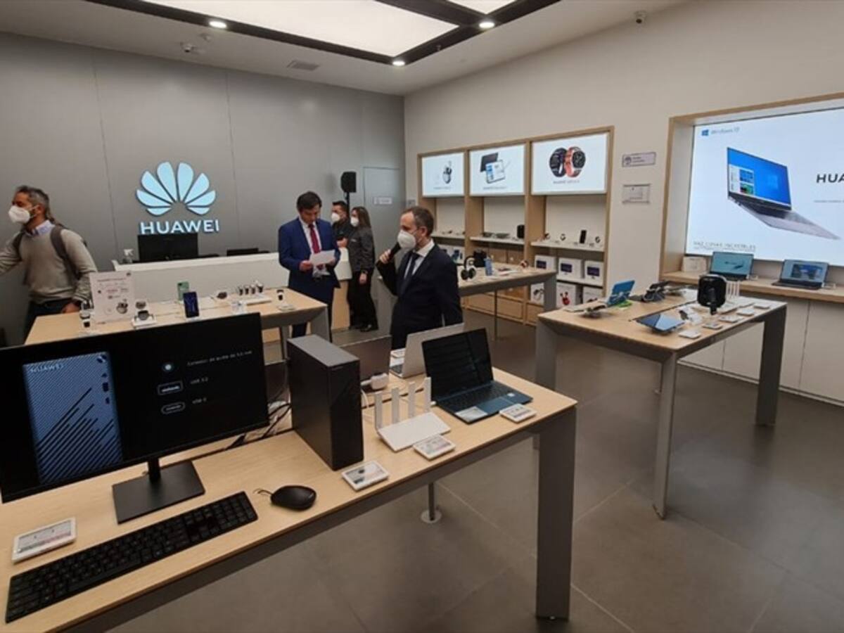 Tecnológicas abren tiendas de experiencia para acercar a sus consumidores