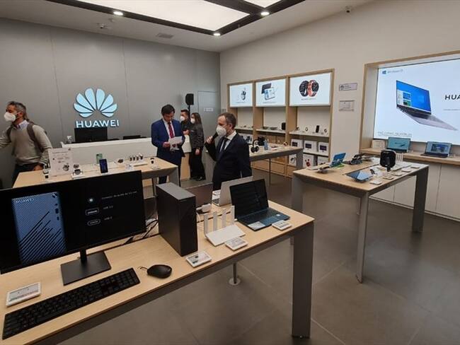 Tecnológicas abren tiendas de experiencia para acercar a sus consumidores. Foto: W Radio