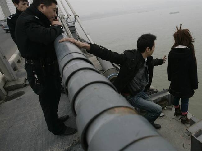 Mujer se lanzó con su hijo de 8 años desde un puente en Ibagué