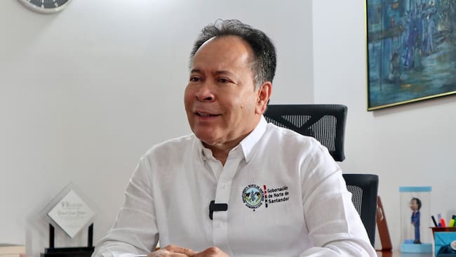 AME2043. CÚCUTA (COLOMBIA), 17/01/2025.- El gobernador del departamento de Norte de Santander, William Villamizar, habla durante entrevista con EFE este viernes, en Cúcuta (Colombia). La región del Catatumbo, en el noreste de Colombia y fronteriza con Venezuela, vive desde hace décadas entre el conflicto armado y el olvido estatal, pero no por eso se acostumbra a la violencia como la que volvió a estallar esta semana entre la guerrilla del Ejército de Liberación Nacional (ELN) y disidentes de las FARC con enfrentamientos que dejan más de 30 muertos. EFE/Mario Caicedo