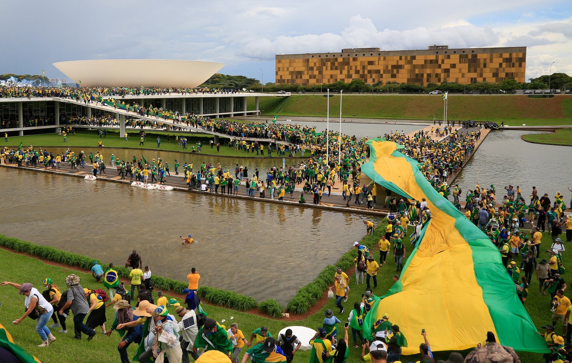 Manifestantes bolsonaristas se tomaron el Congreso de Brasil. (Photo by Sergio Lima / AFP)