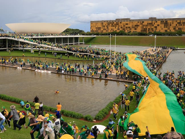 Manifestantes bolsonaristas se tomaron el Congreso de Brasil. (Photo by Sergio Lima / AFP)