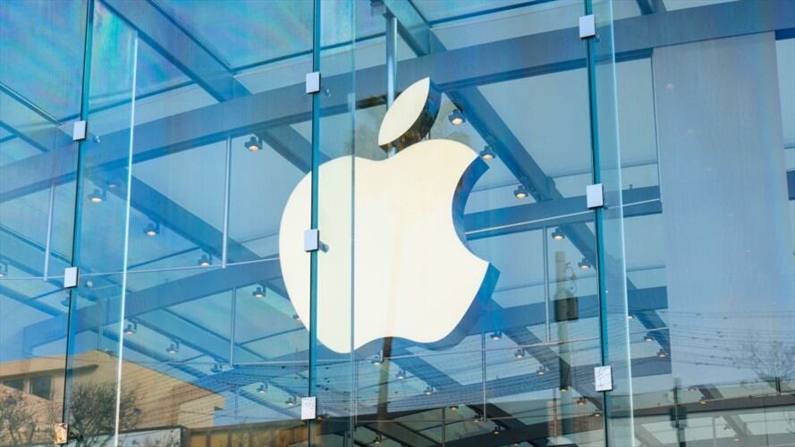 Carolina Botero, directora de Karisma, explicó en Sigue La W que Apple limitará la manera en la que terceros vigilan a las personas. . Foto: AaronP/Bauer-Griffin/GC Images