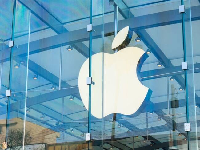 Carolina Botero, directora de Karisma, explicó en Sigue La W que Apple limitará la manera en la que terceros vigilan a las personas. . Foto: AaronP/Bauer-Griffin/GC Images