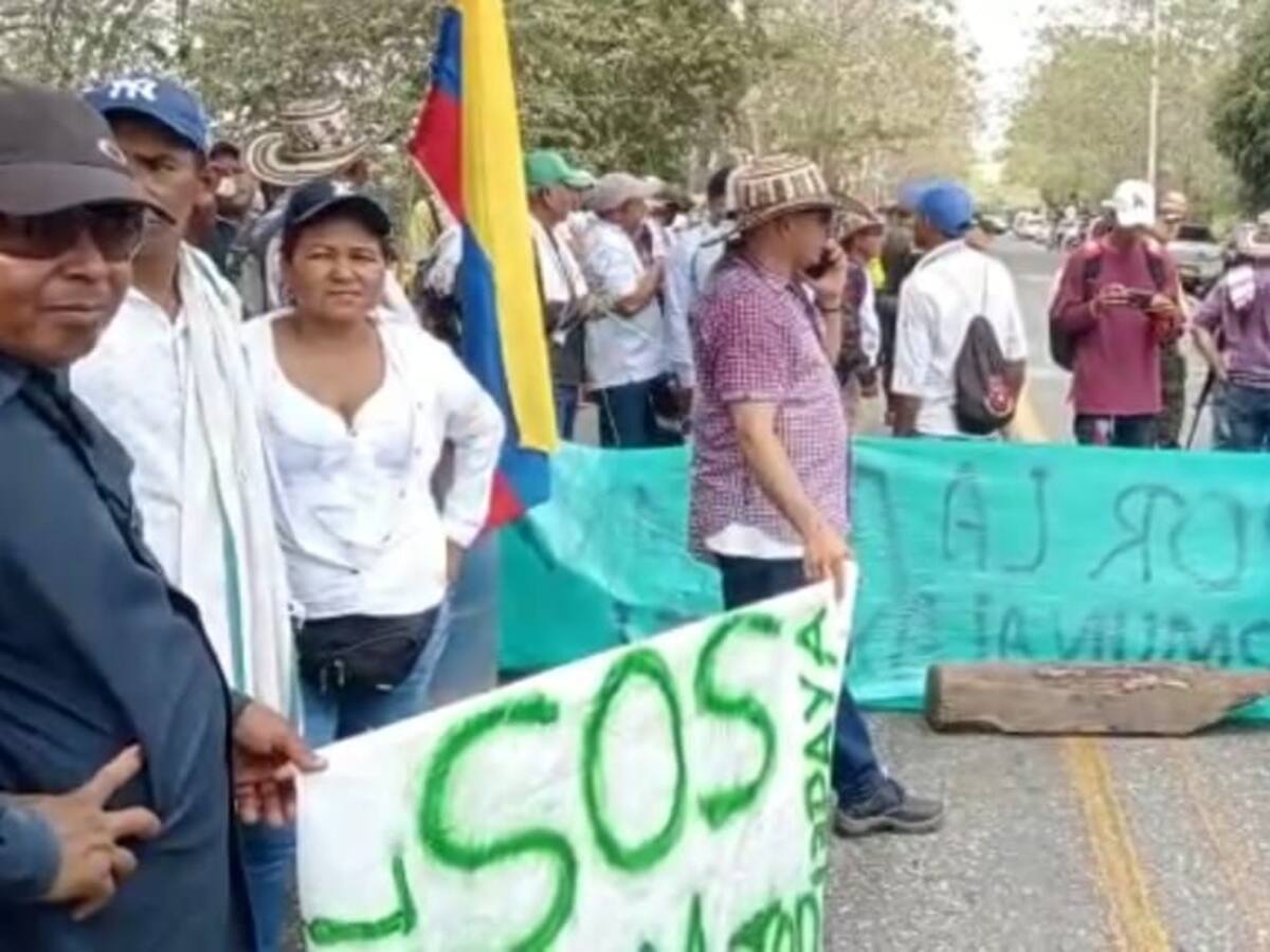 Comunidades de La Mojana mantienen bloqueo en la Troncal de Occidente