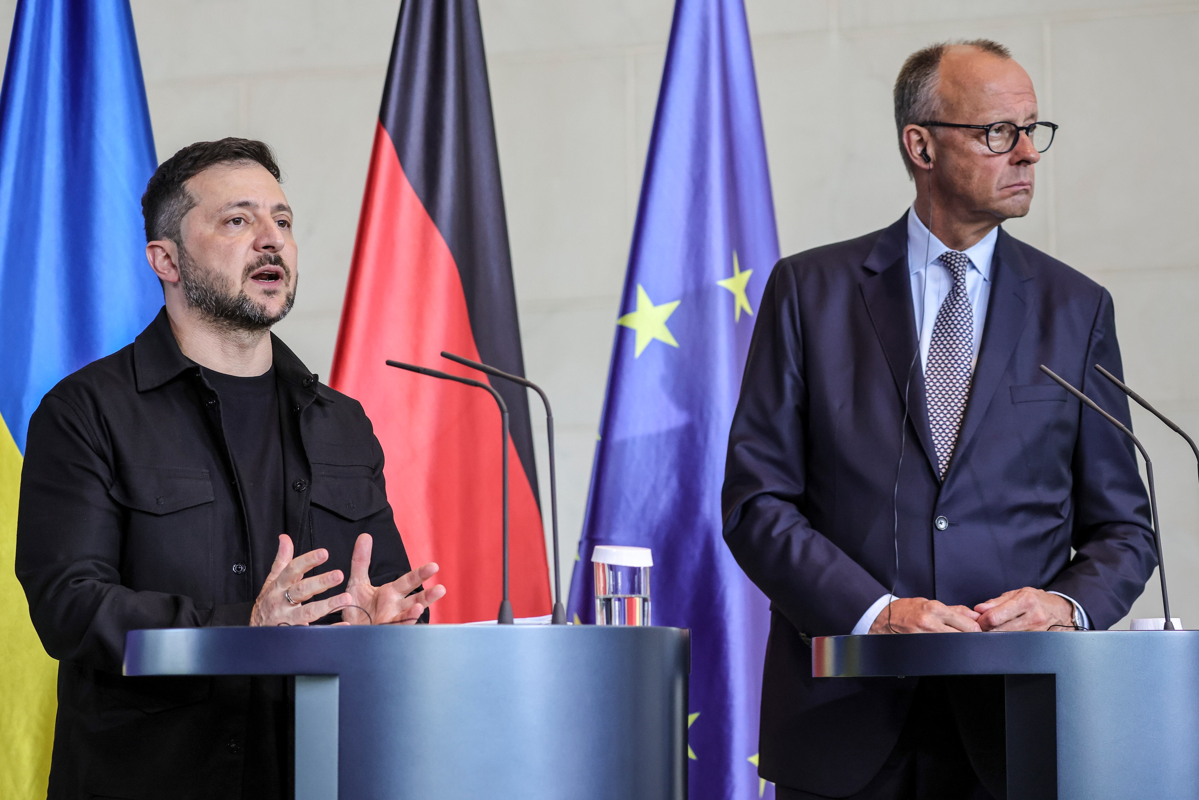 El canciller alemán Friedrich Merz y el presidente ucraniano Volodímir Zelenski asisten a una rueda de prensa conjunta en la Cancillería  en Berlín, Alemania.  (Foto de Omer Messinger/Getty Images)
