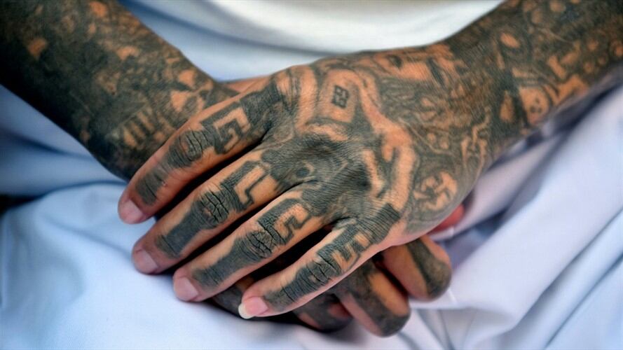 Borrarse los tatuajes, una aspiración de expandilleros en El Salvador. Foto: Agencia AFP