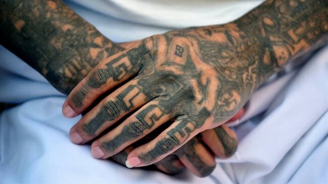 Borrarse los tatuajes, una aspiración de expandilleros en El Salvador. Foto: Agencia AFP