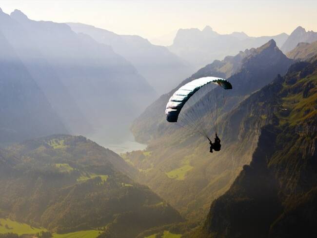 En las últimas dos semanas se han registrado al menos dos muertes en accidentes de parapentes en el Valle del Cauca. Foto: Getty Images
