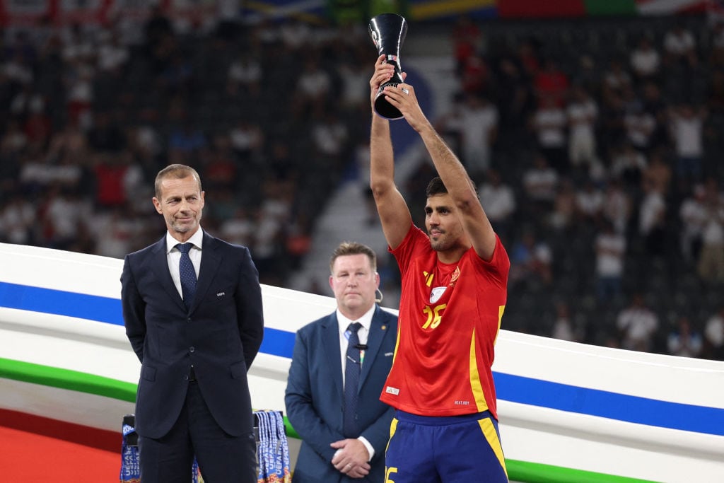 Rodri recibió el trofeo al mejor jugador de la Eurocopa 2024. (Photo by Adrian DENNIS / AFP) (Photo by ADRIAN DENNIS/AFP via Getty Images)