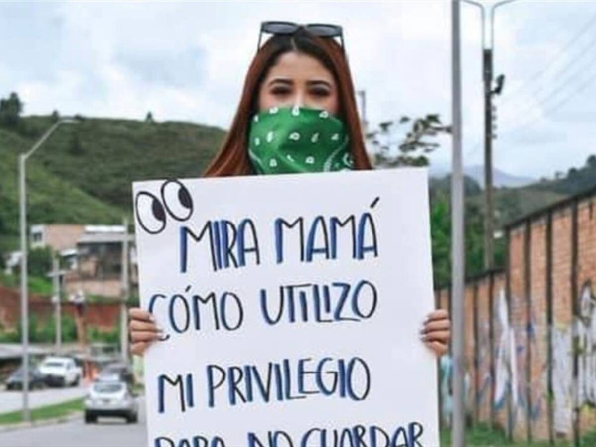 Joven universitaria feminista fue atacada con pegante en el rostro en Popayán