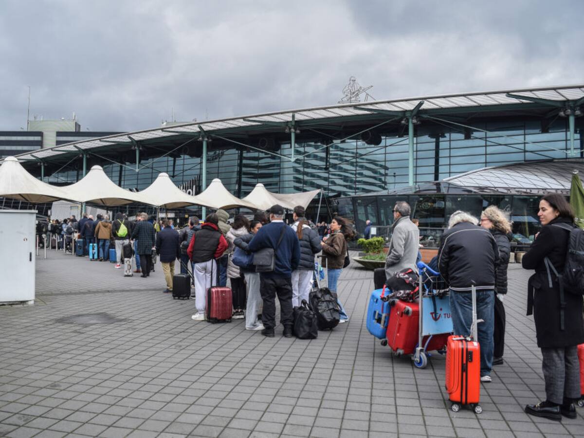 Una persona falleció en aeropuerto de Ámsterdam al caer sobre motor en marcha de un avión