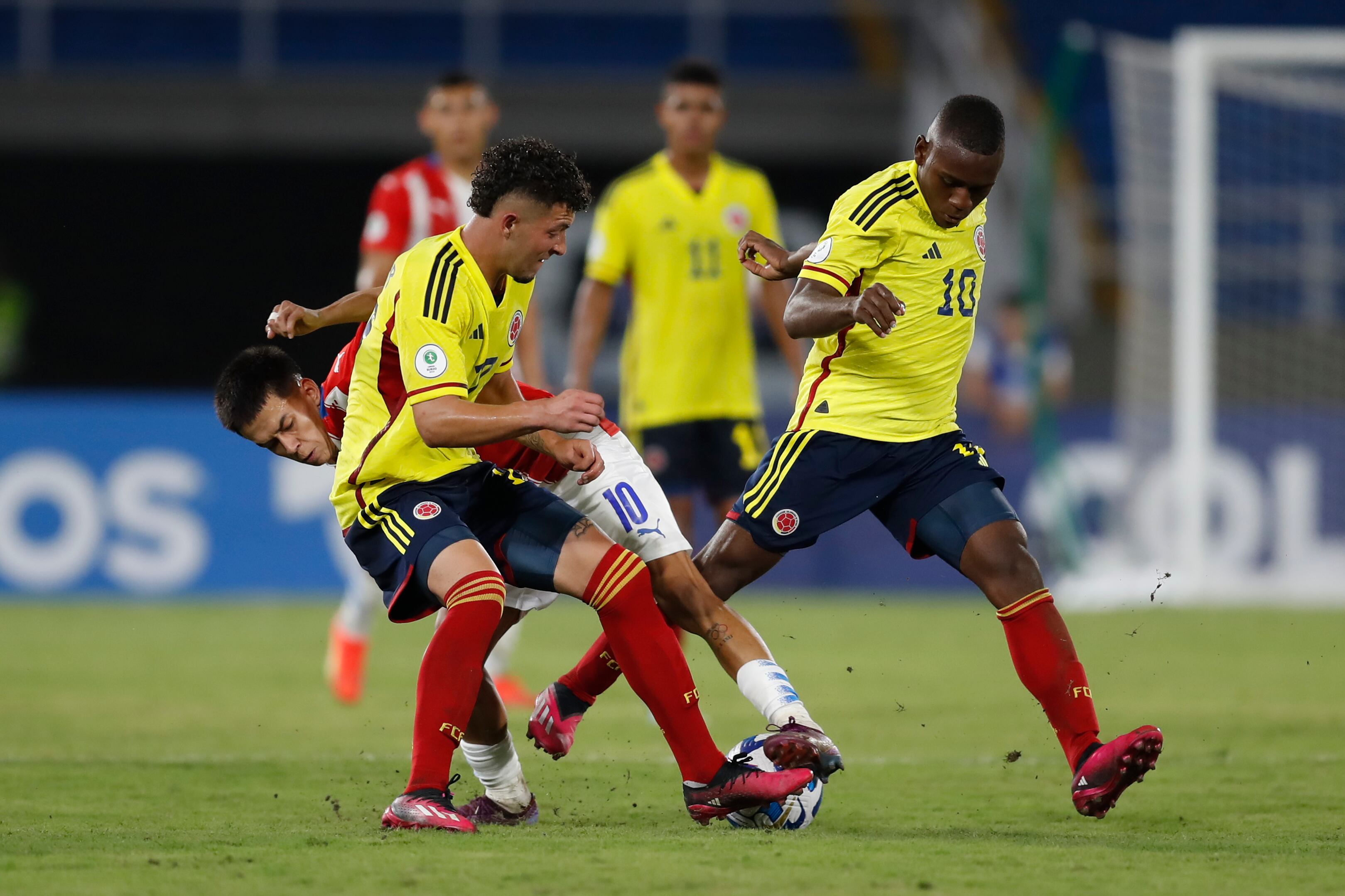 Alexis Castillo (d) de Colombia disputa un balón con Matías Segovia (c) de Paraguay hoy, en un partido de la fase de grupos del Campeonato Sudamericano Sub'20 entre las seleccione de Colombia y Paraguay en el estadio Pascual Guerrero en Cali. Foto: EFE/ Ernesto Guzmán Jr.