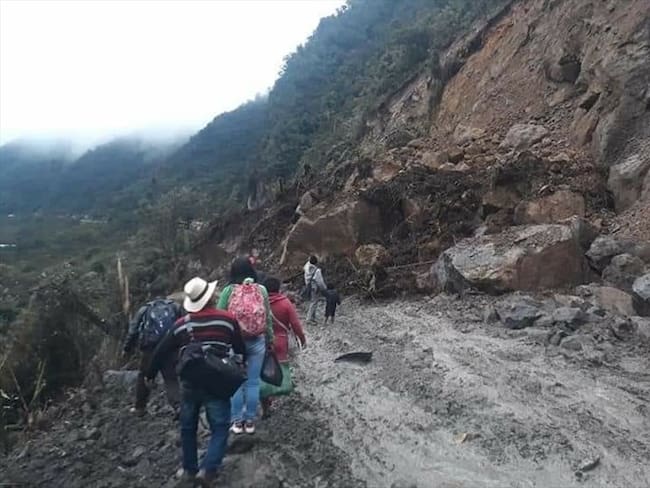 Como consecuencia de un derrumbe está cerrada la Transversal del Libertador que comunica a los departamentos de Cauca y Huila. Foto: Cortesía Novedades Televisión
