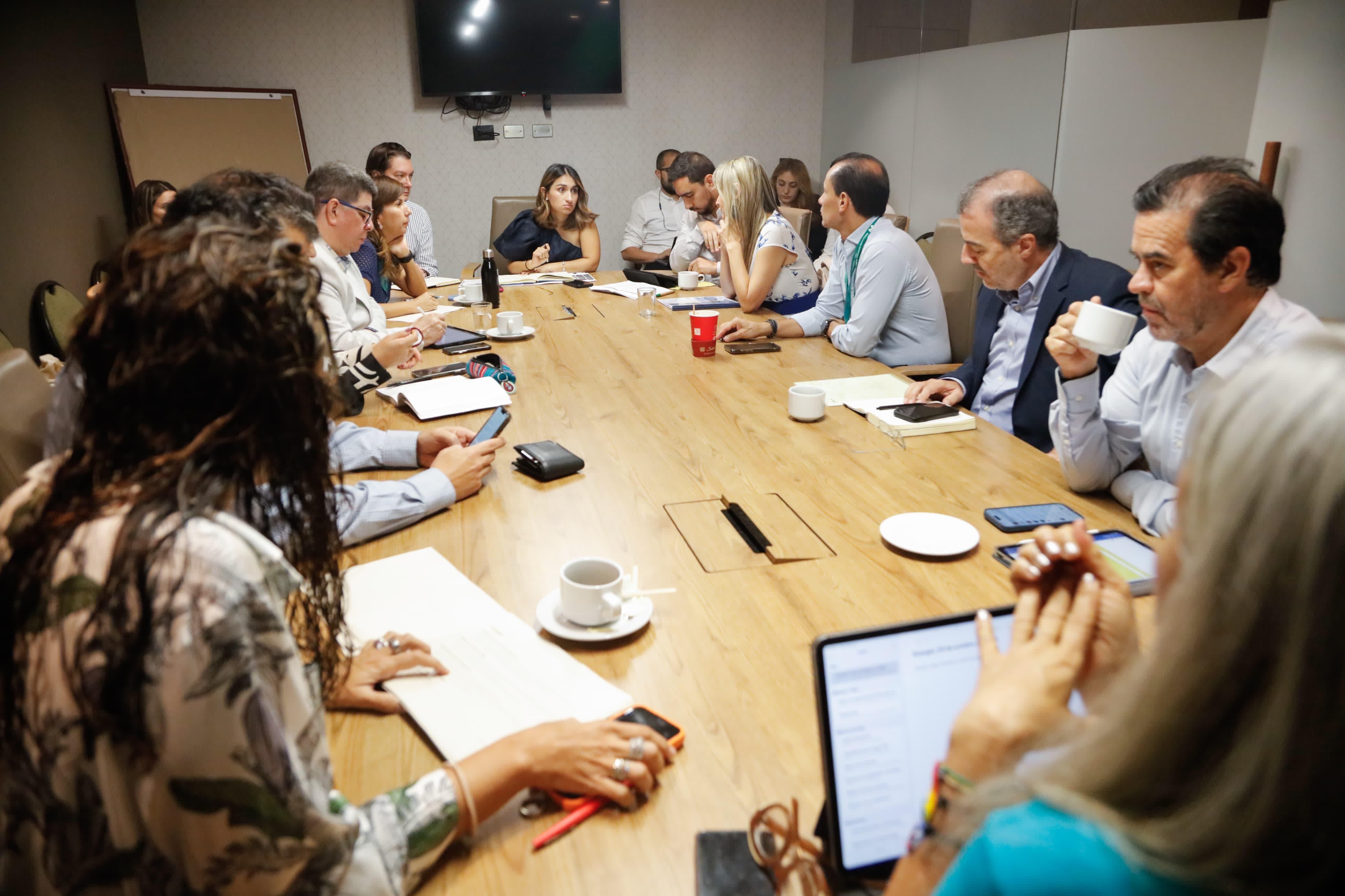 Gobierno busca acuerdos con el sector privado para agilizar la transición energética. Foto: DAPRE.