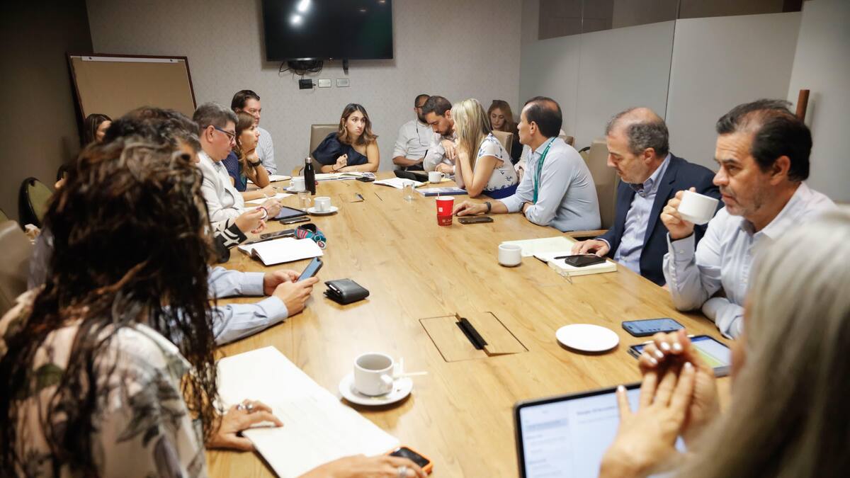 Gobierno busca acuerdos con el sector privado para agilizar la transición energética