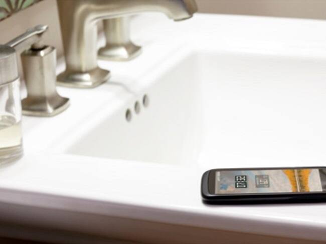 Conozca los peligros a los que se enfrenta al usar el celular en el baño