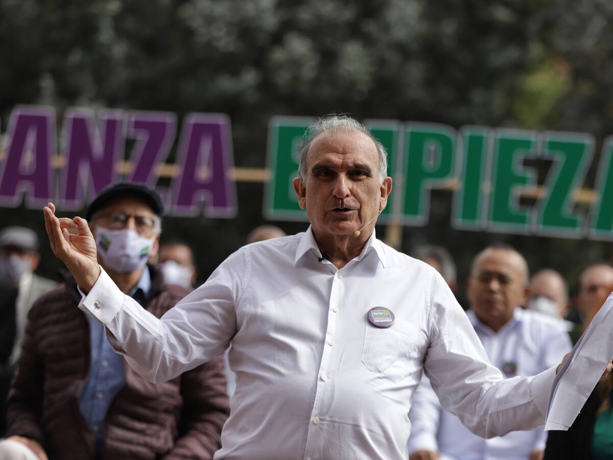 Ingrid Betancourt debería posponer su aspiración presidencial: Humberto de la Calle