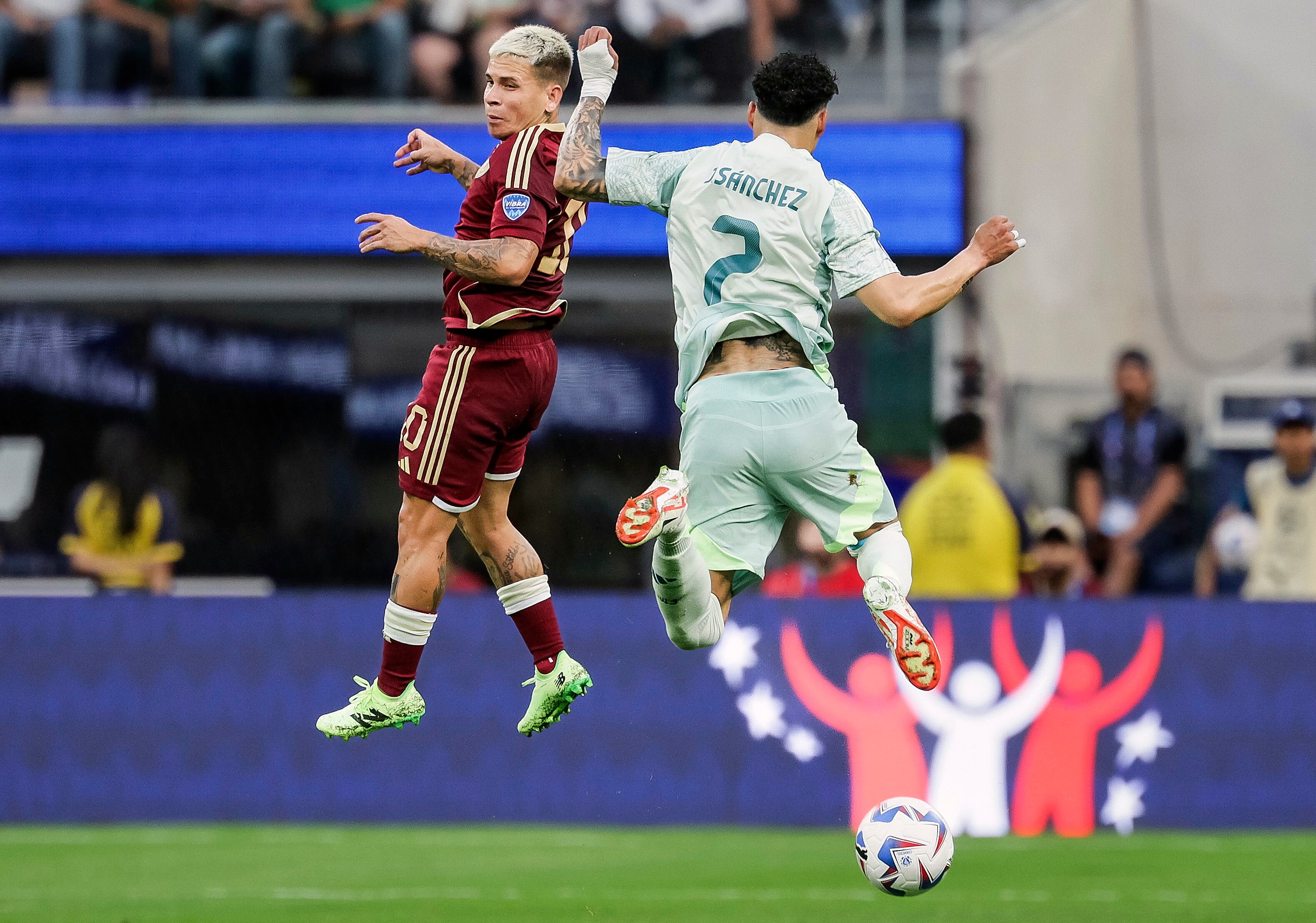 Inglewood (United States), 26/06/2024.- Venezuela's Yeferson Soteldo (L) and Mexico's Jorge Sanchez (R) going for a header during the first half of the CONMEBOL Copa America 2024 group B soccer match between Venezuela and Mexico at SoFi Stadium in Inglewood, California, USA, 26 June 2024. EFE/EPA/ALLISON DINNER