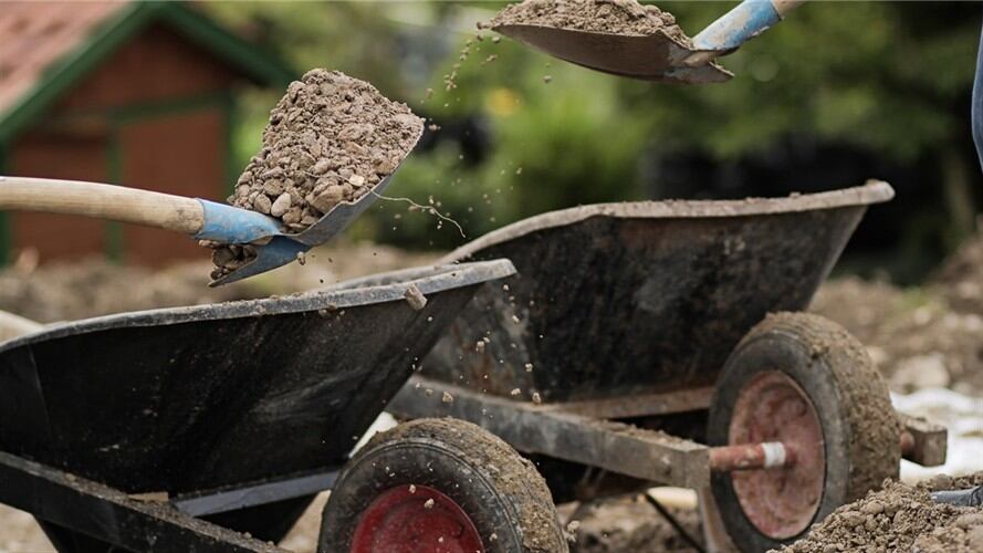 Los empresarios son investigados por la explotación ilegal de material rocoso y de arrastre. Foto: Getty Images / BESART BELULI