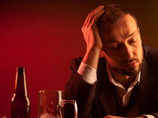 No todas las personas reaccionan igual al alcohol. Pero no se debe sólo a la cantidad de copas que tomaron, sino a su propio organismo.. Foto: BBC Mundo