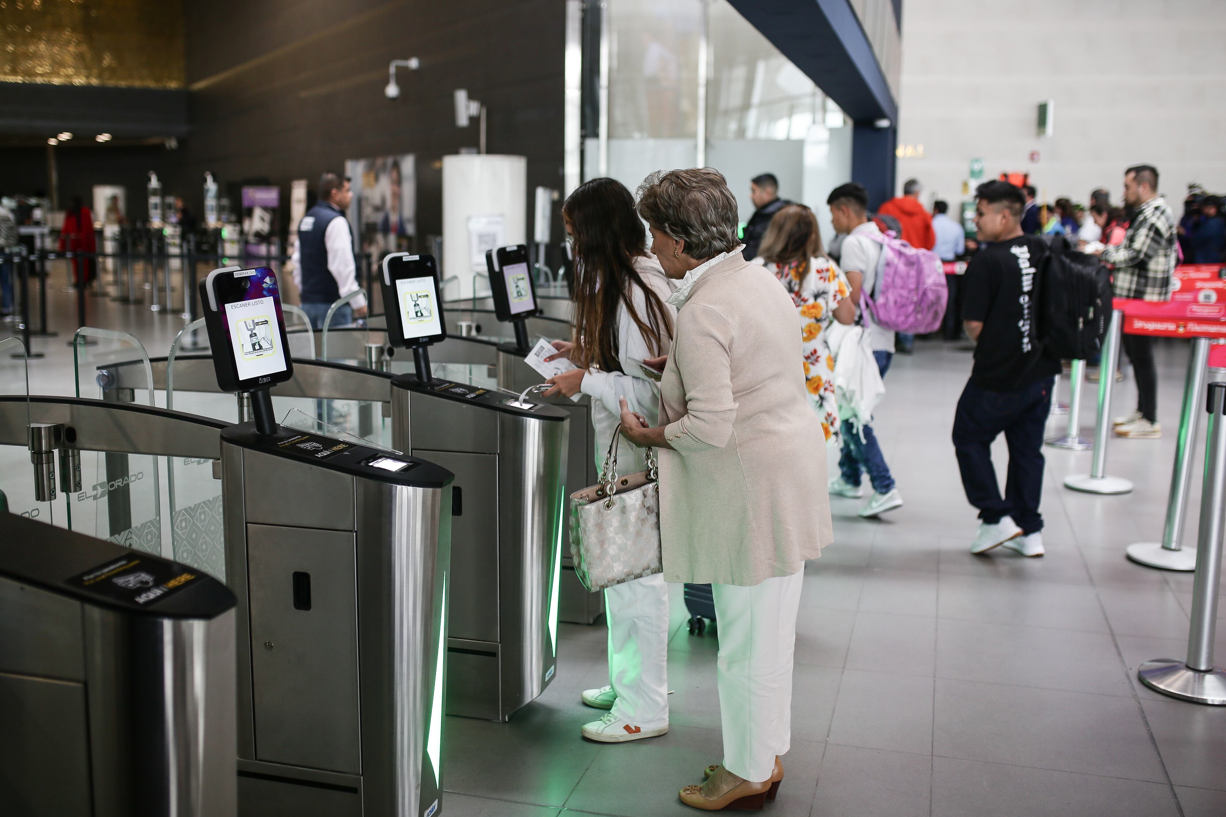 BOGOTÁ, 2 de agosto de 2023.- Se presentó una gran congestión en la nueva sala de Migración del Aeropuerto Internacional El Dorado, debido a algunas demoras en los registros y el alto flujo de pasajeros. (Colprensa-John Paz).