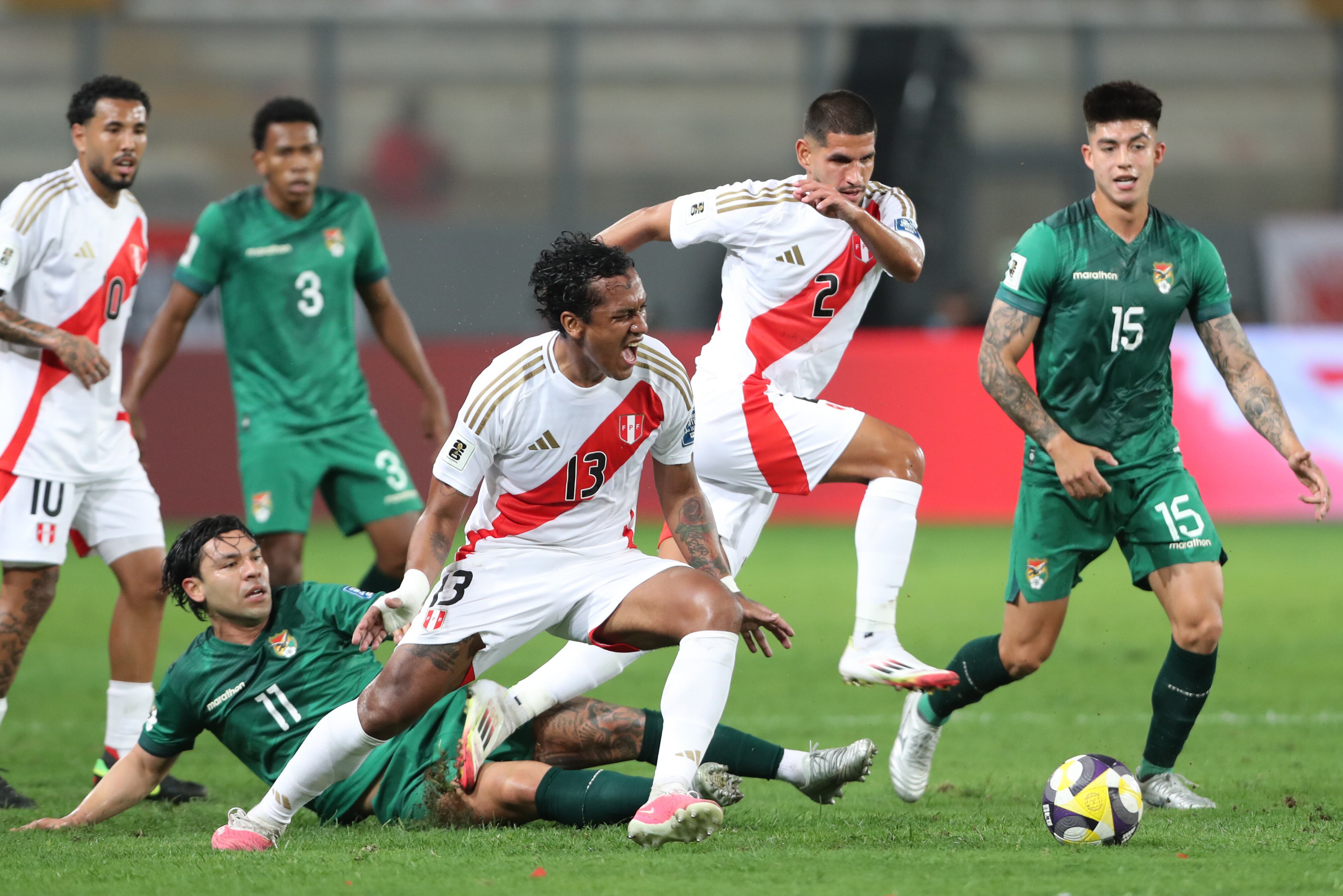 Renato Tapia (c) de Perú disputa un balón con Carmelo Algarañaz de Bolivia. Foto: EFE.