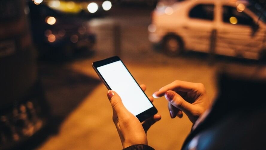 Foto de referencia de un sujeto solicitando un carro por aplicación móvil. Foto: Getty Images/iprogressman