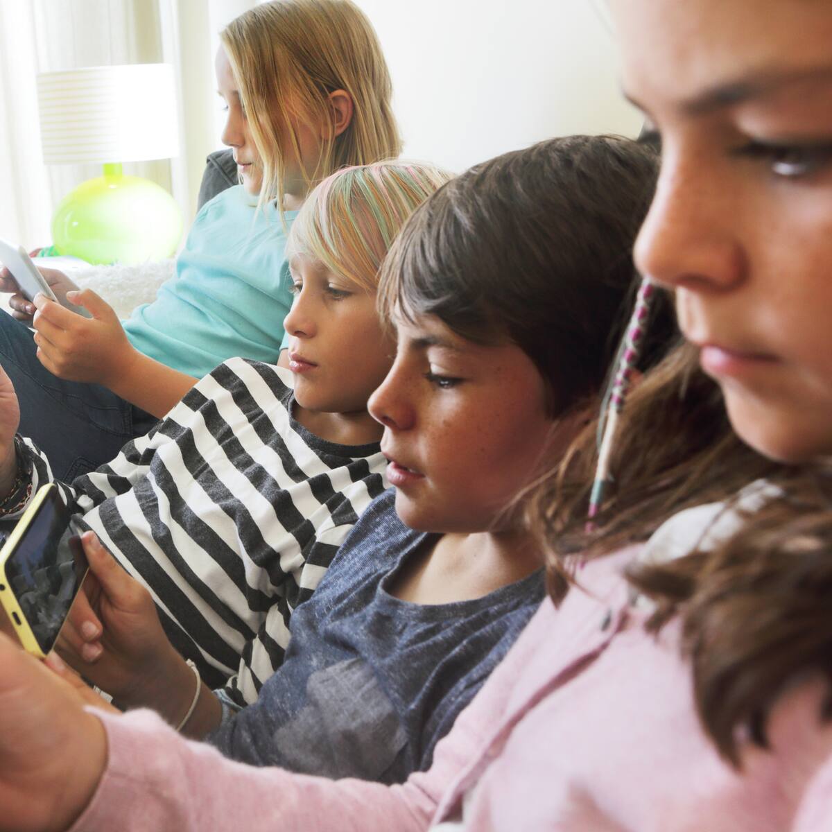 “Debe haber libertad de internet”: critican prohibición de RR.SS. a menores de 16 años en Australia