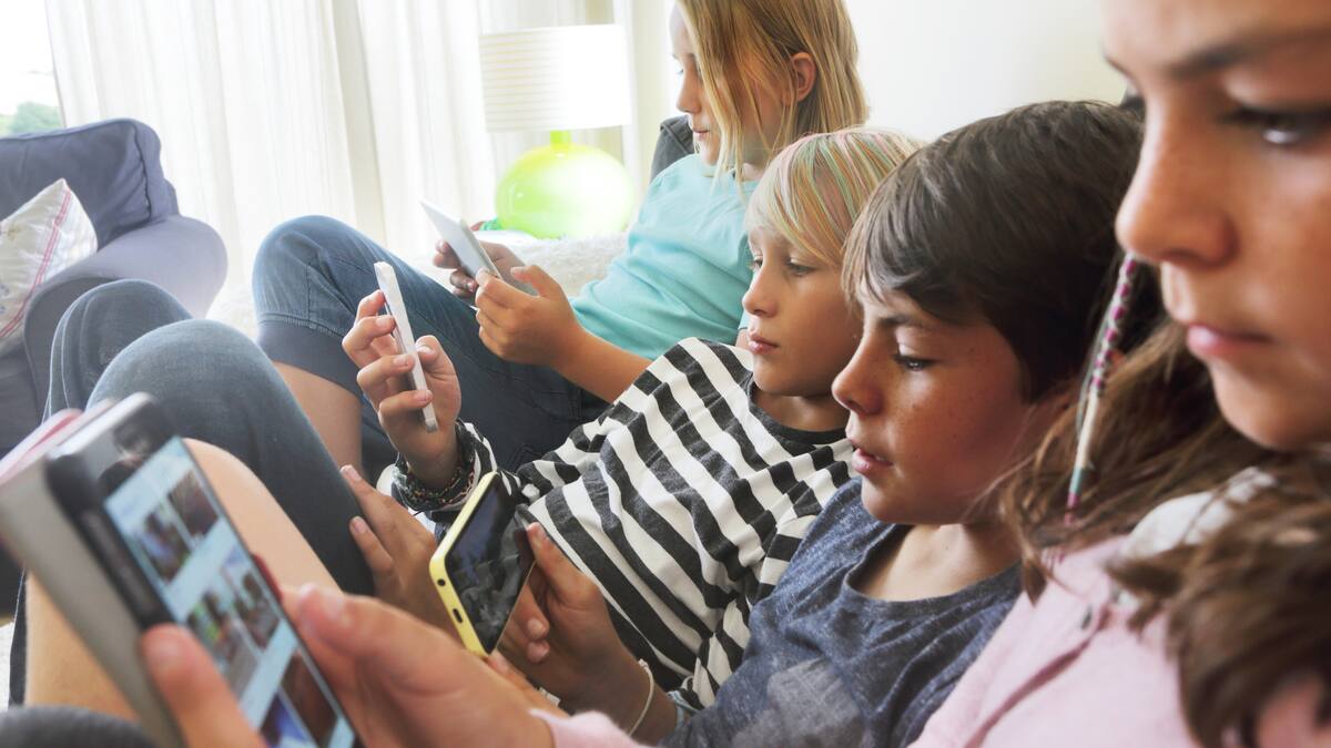 ¿Está bien que los niños lean por internet? Experta habla sobre el uso de celulares