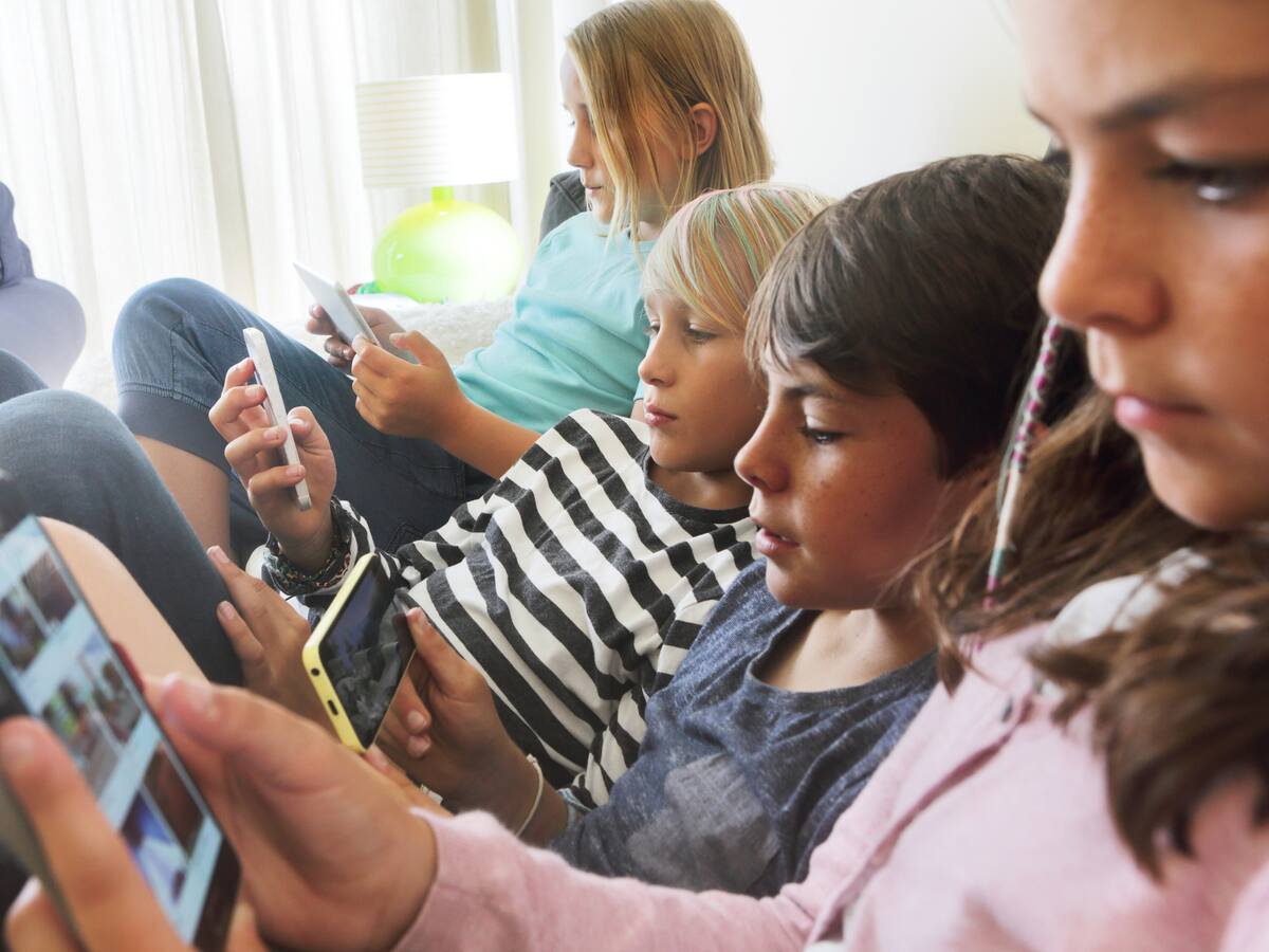 “Debe haber libertad de internet”: critican prohibición de RR.SS. a menores de 16 años en Australia
