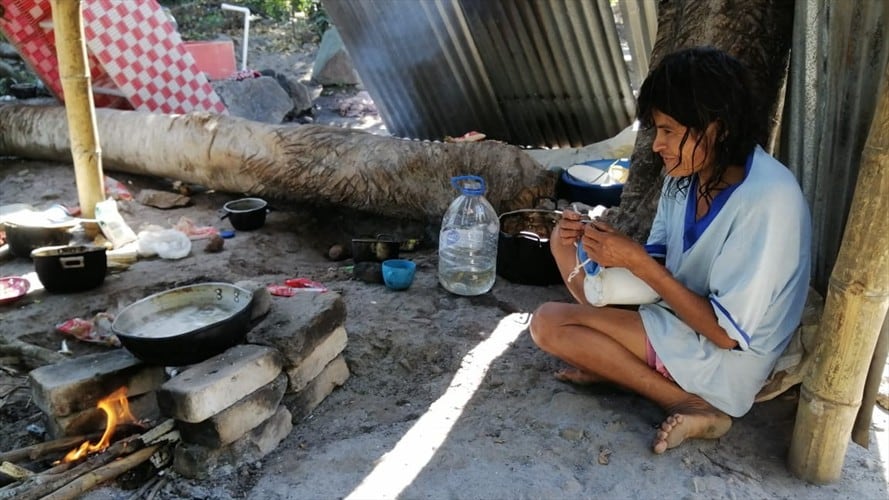 La ciudadana vive en condiciones de pobreza extrema y fue agredida cuando recogía agua en la casa de su vecino, el concejal . Foto: Cortesía Camilo Fajardo