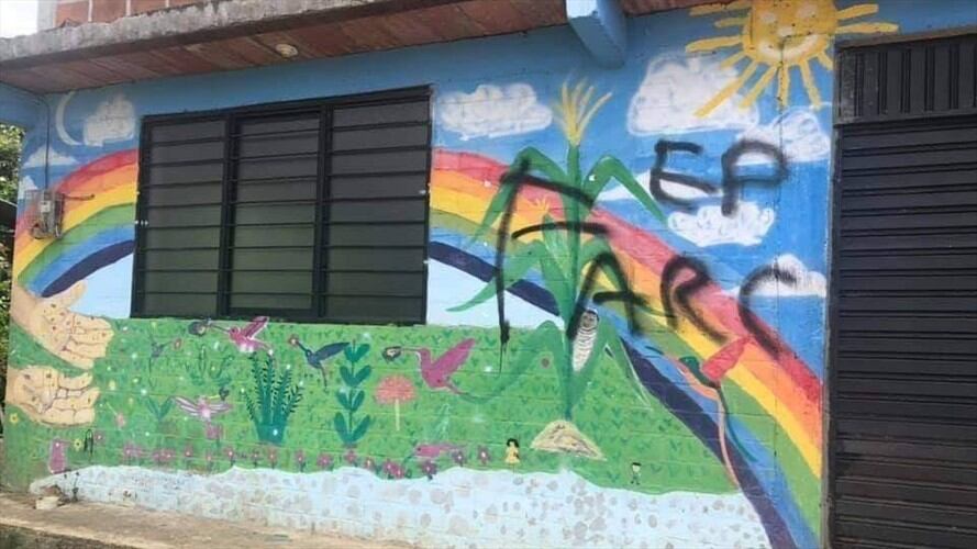 Según el reporte oficial, los uniformados iniciaron verificaciones por unos grafitis realizados por presuntos disidentes de las Farc. Foto: Cortesía
