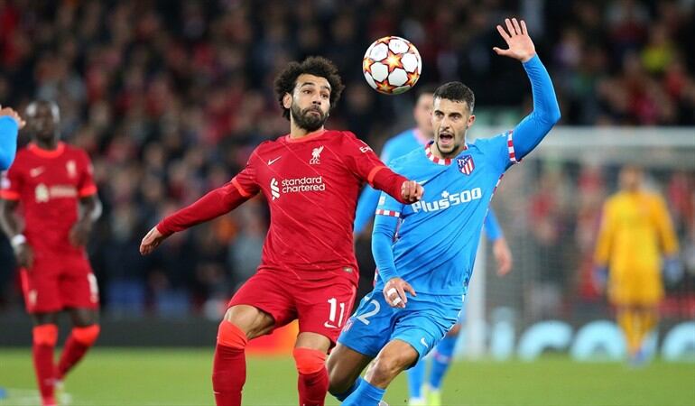 Mohamed Salah y Mario Hermoso en el partido entre Liverpool y Atlético de Madrid en Anfield. Foto: Alex Livesey - Danehouse/Getty Images
