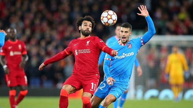 Mohamed Salah y Mario Hermoso en el partido entre Liverpool y Atlético de Madrid en Anfield. Foto: Alex Livesey - Danehouse/Getty Images
