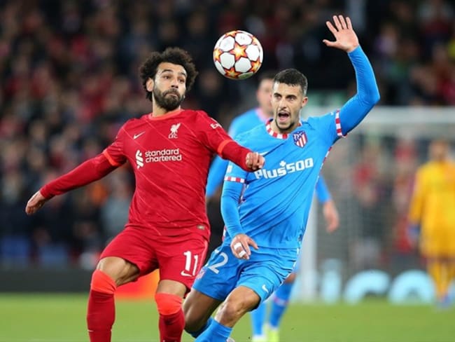 Mohamed Salah y Mario Hermoso en el partido entre Liverpool y Atlético de Madrid en Anfield. Foto: Alex Livesey - Danehouse/Getty Images