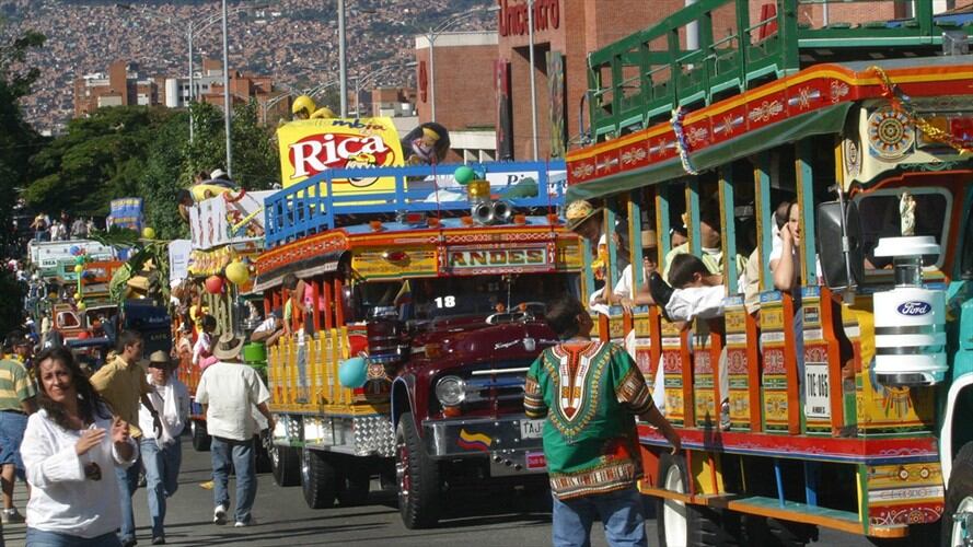 Chivas y taxis, una aparente disputa por el servicio público. Foto: Colprensa