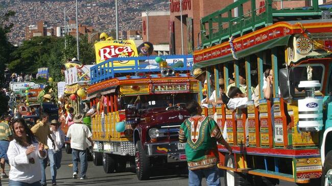 Chivas y taxis, una aparente disputa por el servicio público. Foto: Colprensa