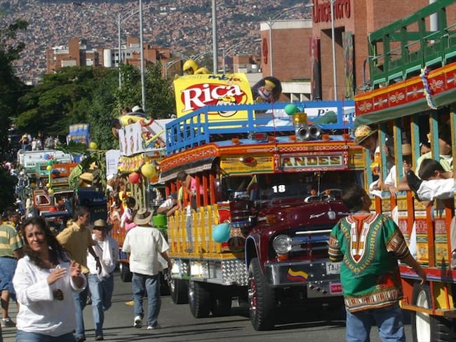 Chivas y taxis, una aparente disputa por el servicio público. Foto: Colprensa