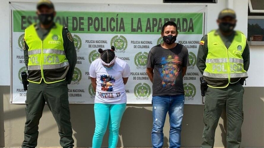 Capturan a pareja que se hacía pasar como integrantes de ‘Los Caparros’ para extorsionar. Foto: Cortesía Prensa Policía