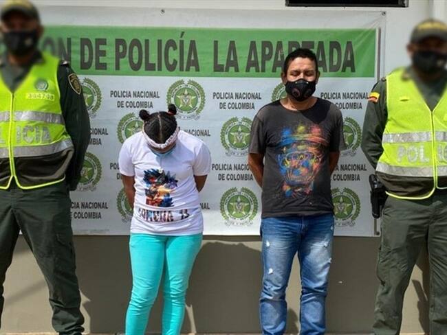 Capturan a pareja que se hacía pasar como integrantes de ‘Los Caparros’ para extorsionar. Foto: Cortesía Prensa Policía