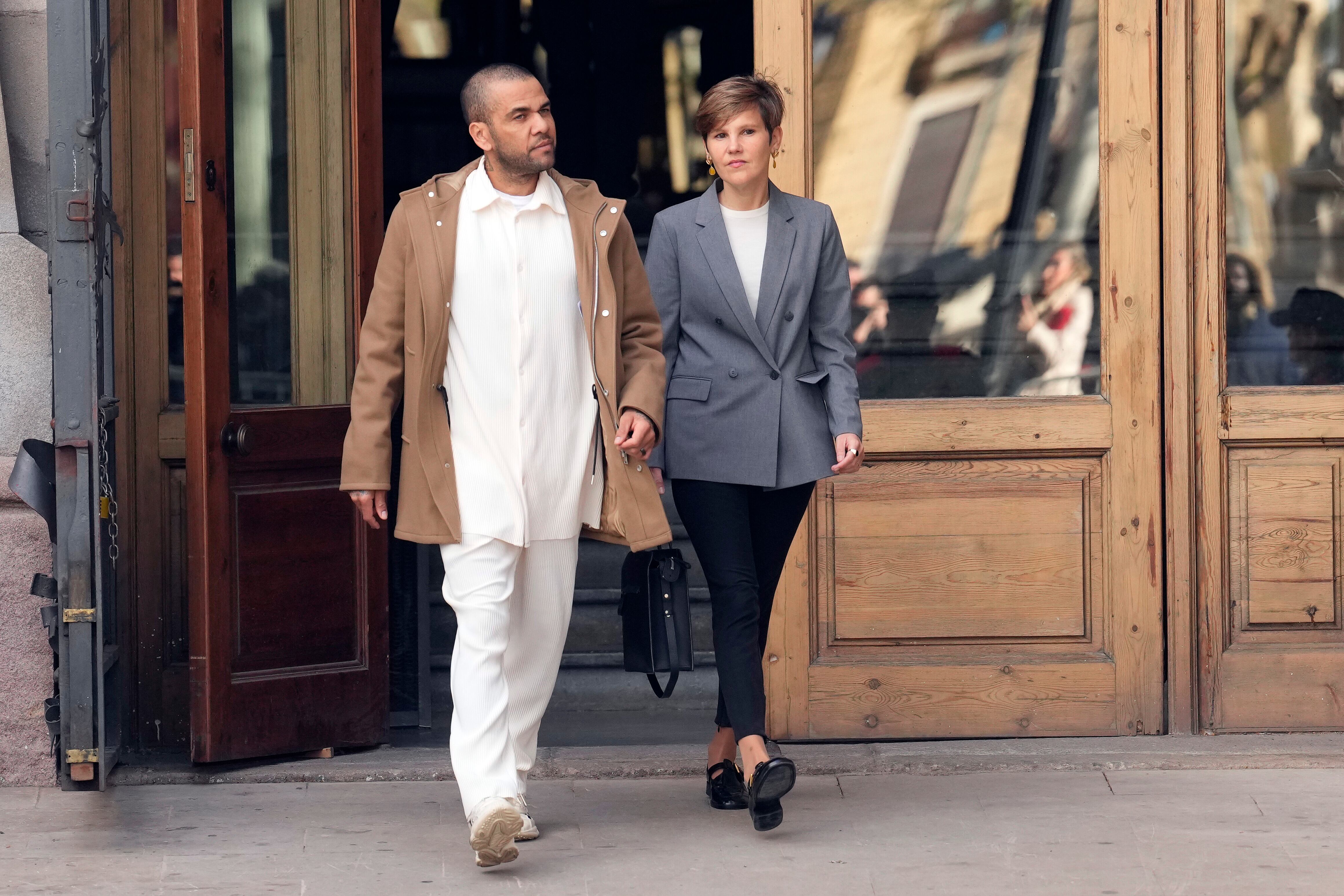 El futbolista Dani Alves, en libertad provisional desde el pasado lunes, junto a su abogada Inés Guardiola, a su salida de la Audiencia de Barcelona. Foto: EFE.