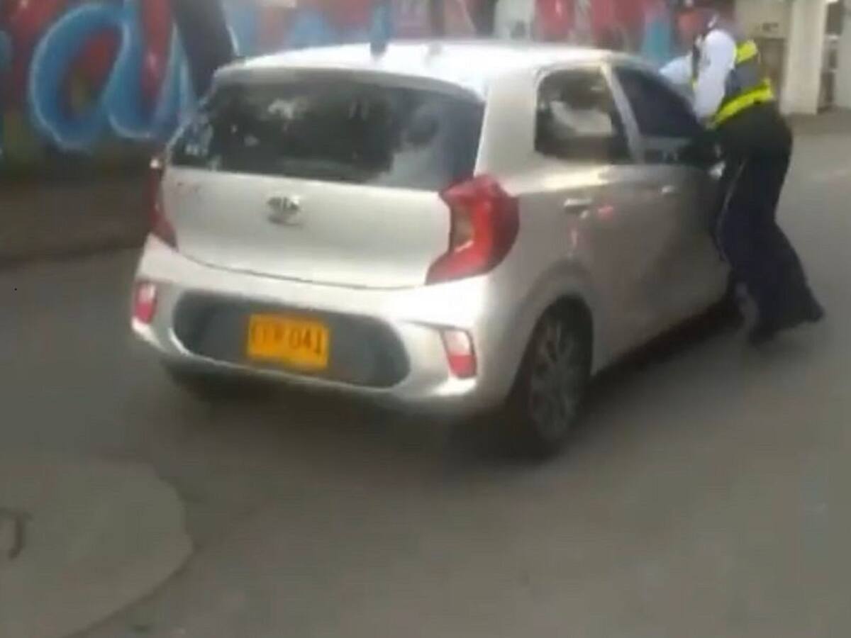 Recompensa por conductor que intentó arrollar a un agente de tránsito en Cali