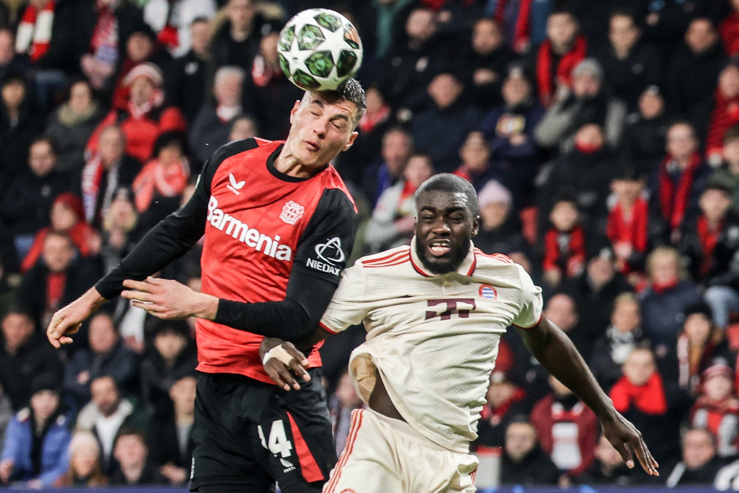Patrik Schick del Bayer Leverkusen en disputa con Dayot Upamecano del Bayern Múnich. FOTO: EFE/EPA/FRIEDEMANN VOGEL