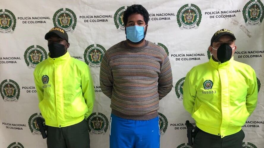 El hombre identificado como Andrés Mauricio Carabalí Rodríguez, de 30 años, fue detenido en una vivienda del barrio Valle de Lili, al sur de Cali. . Foto: Policía Nacional