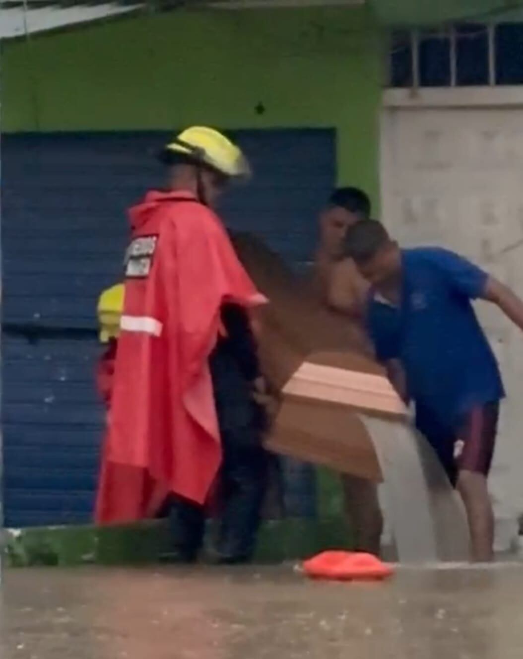 Rescate del ataúd en medio de las lluvias/ Cortesía 