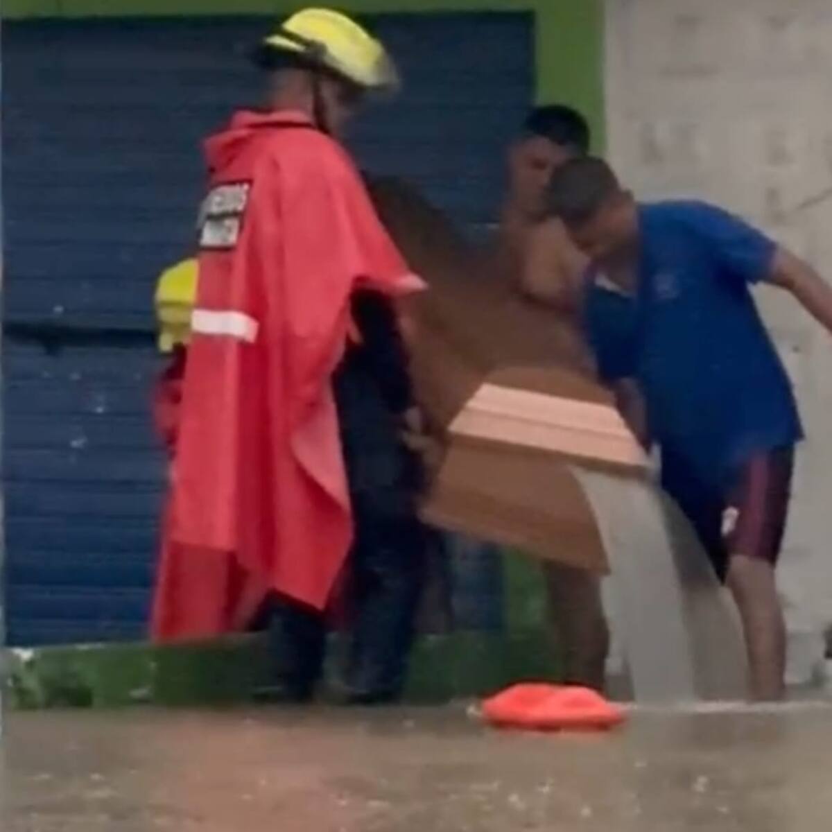 Un carro fúnebre también sufrió los estragos del fuerte aguacero de este domingo