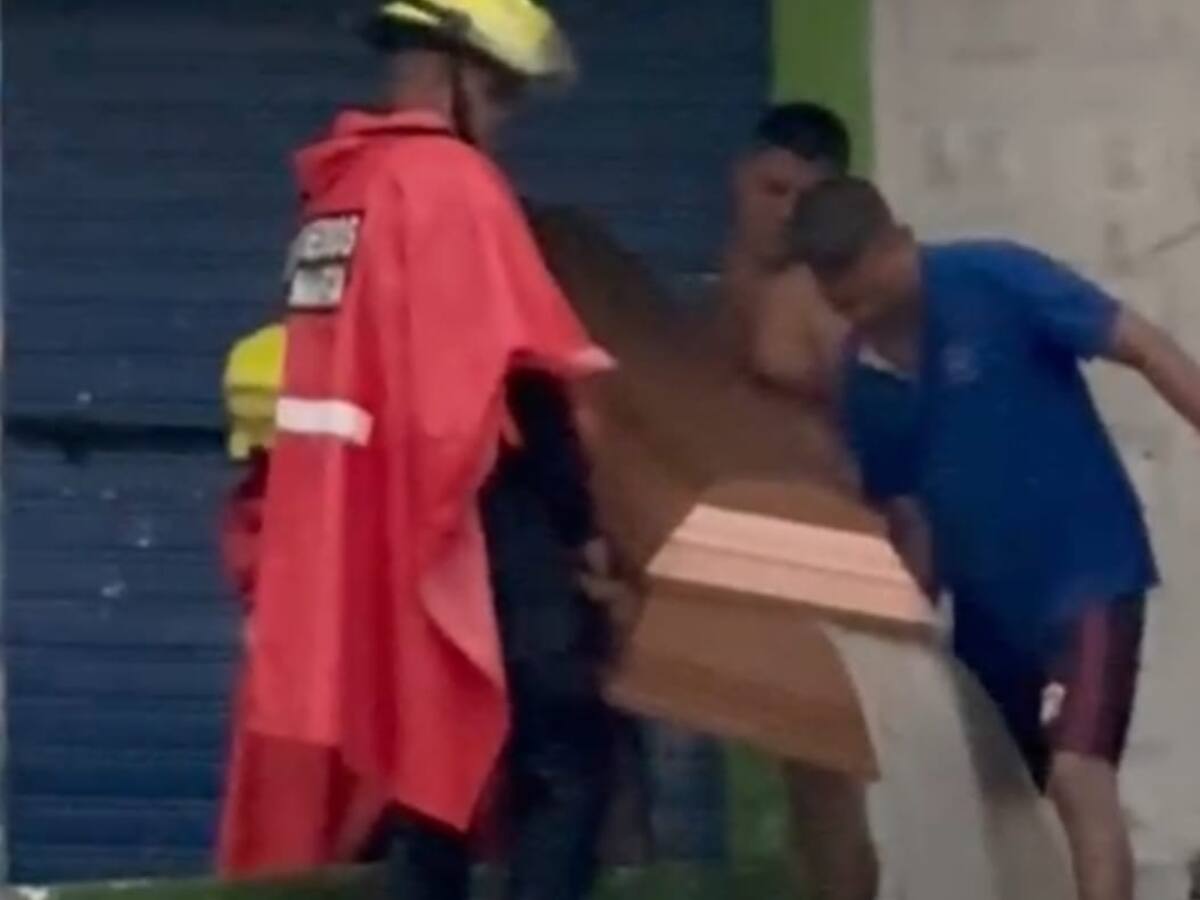 Un carro fúnebre también sufrió los estragos del fuerte aguacero de este domingo