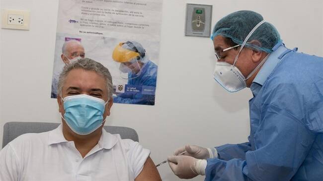 Presidente de Colombia, Iván Duque, recibió la segunda dosis de la vacuna contra la COVID-19. Foto: Presidencia de la República